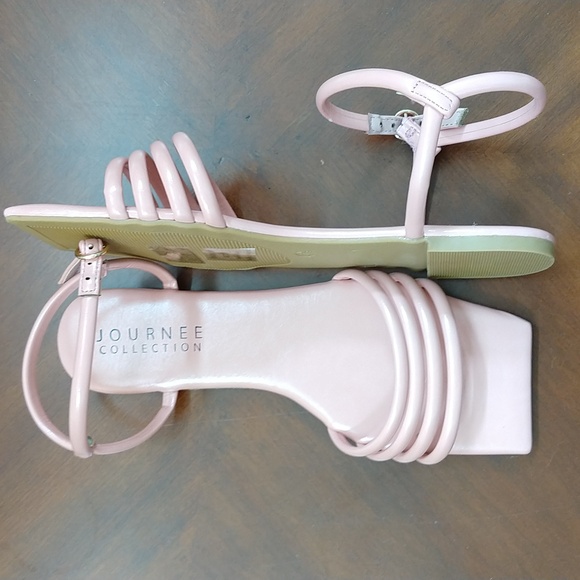 Journee Collection Sandals 7.5 - Picture 2 of 8